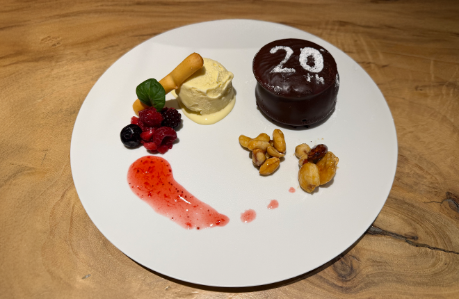 20周年巧克力派和漿果甜點